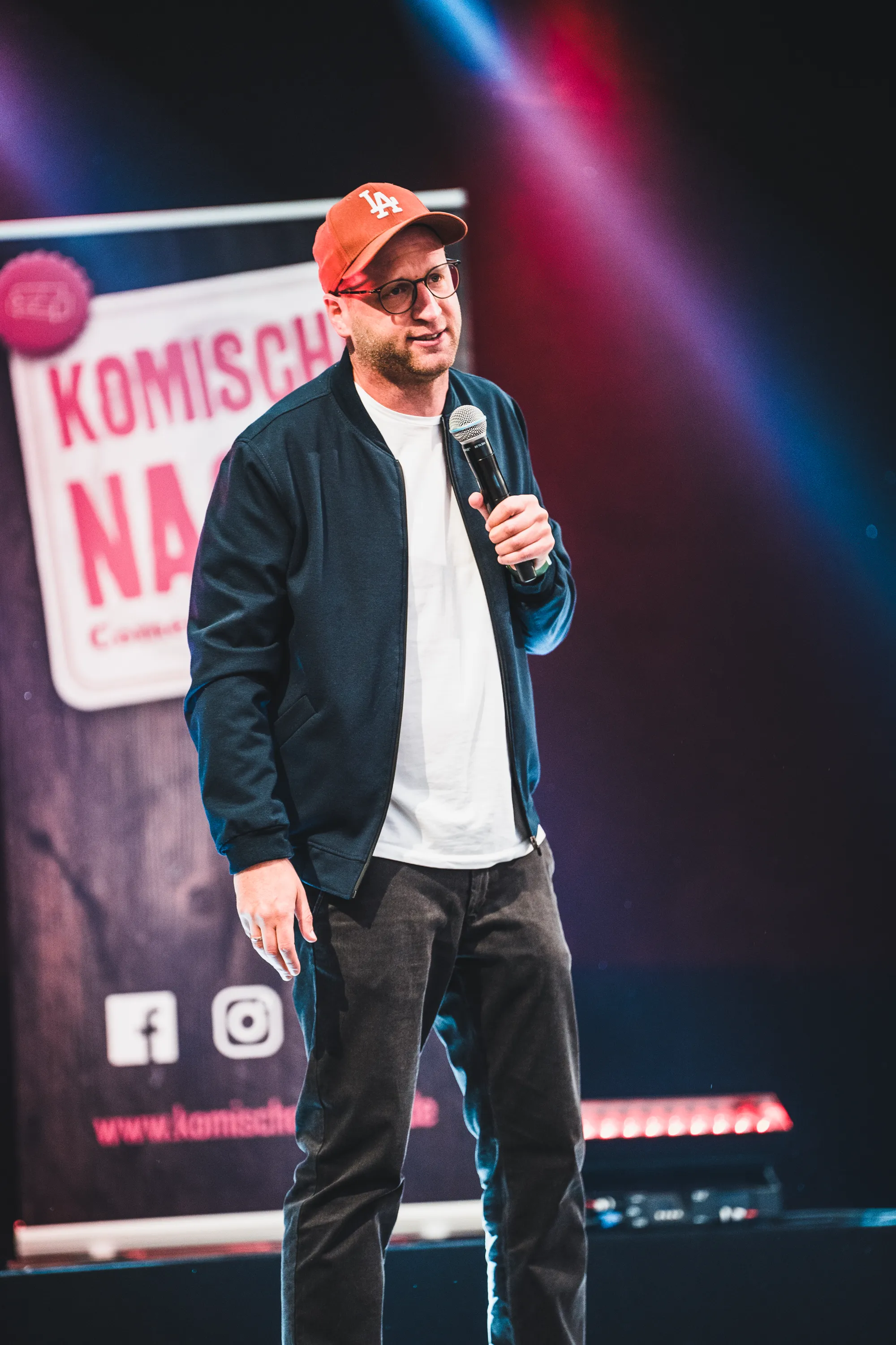 Benny Stark mit Mikrofon auf der Bühne der Komischen Nacht