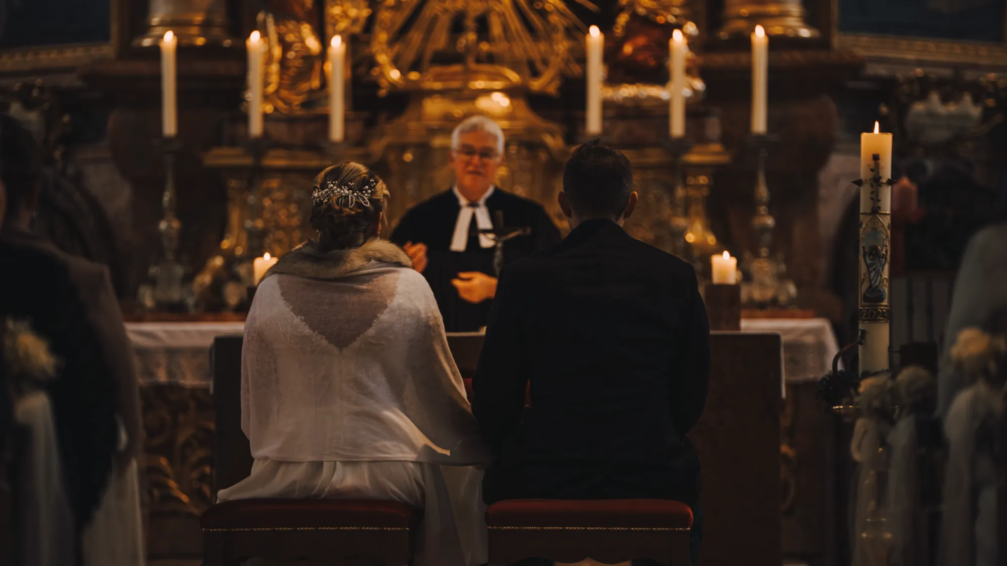 Trauung am Altar im Kerzenschein