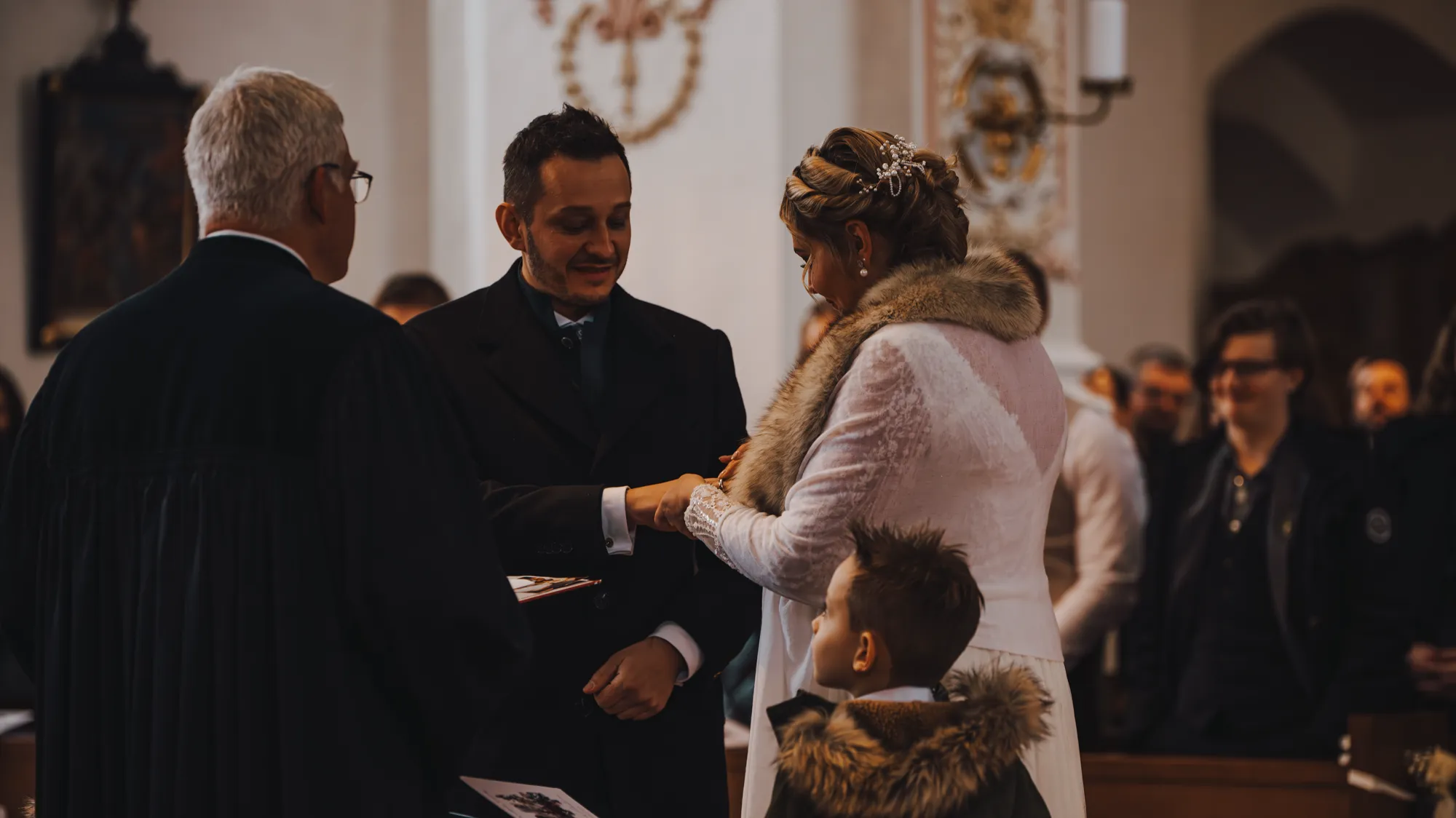 Ringtausch in der Kirche, Gäste im Hintergrund